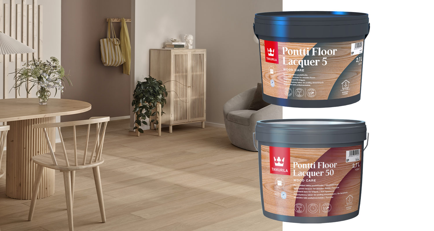 Vaalea huone puulattialla ja kalusteilla, kaksi harmaakantista Tikkurila-lakkapurkkia.