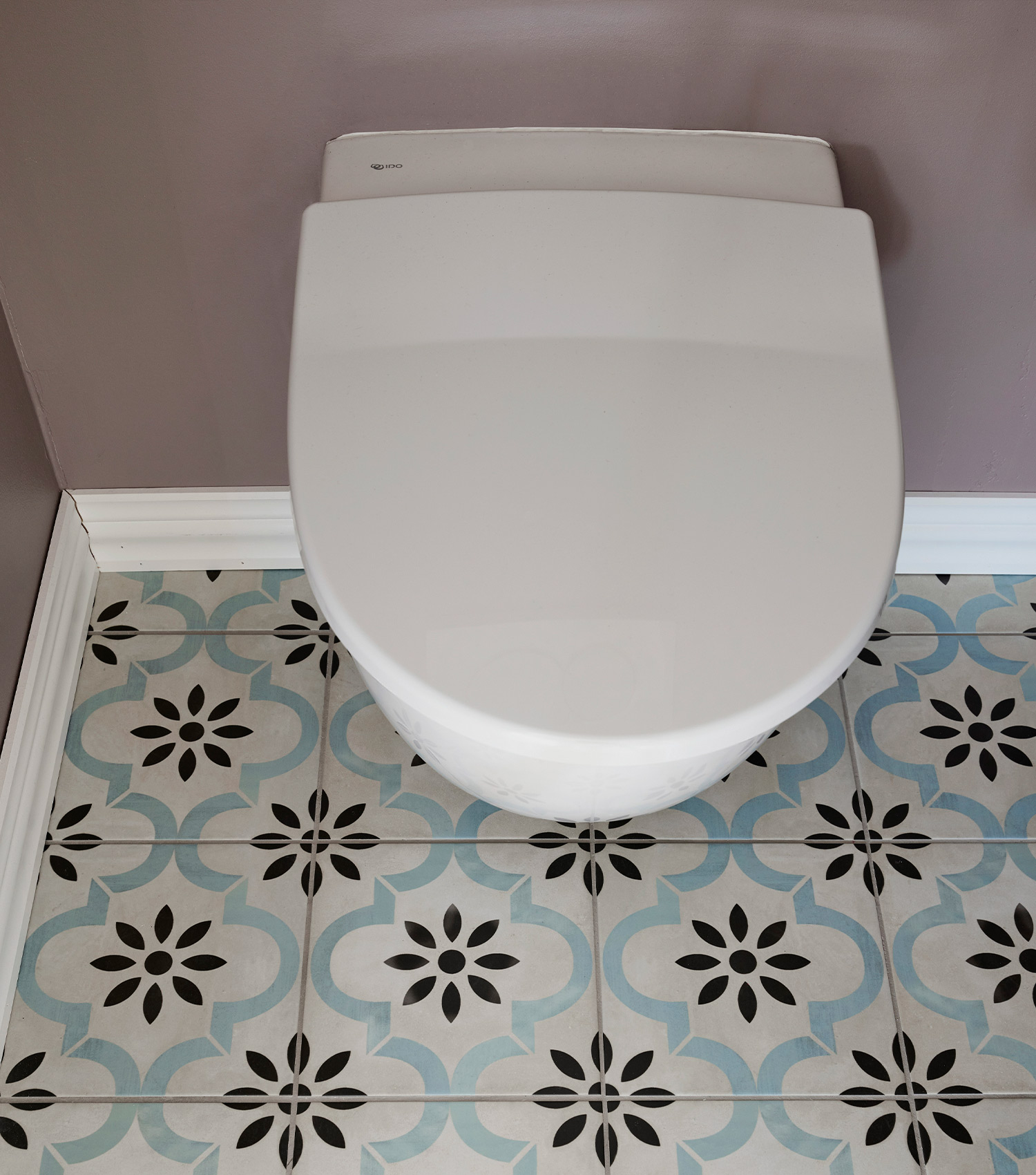 Pieni wc wc-remontin jälkeen. WC-remontti tehtiin K-Raudan tuotteilla. Kuvassa wc-istuin sekä uudet lattialaatat.