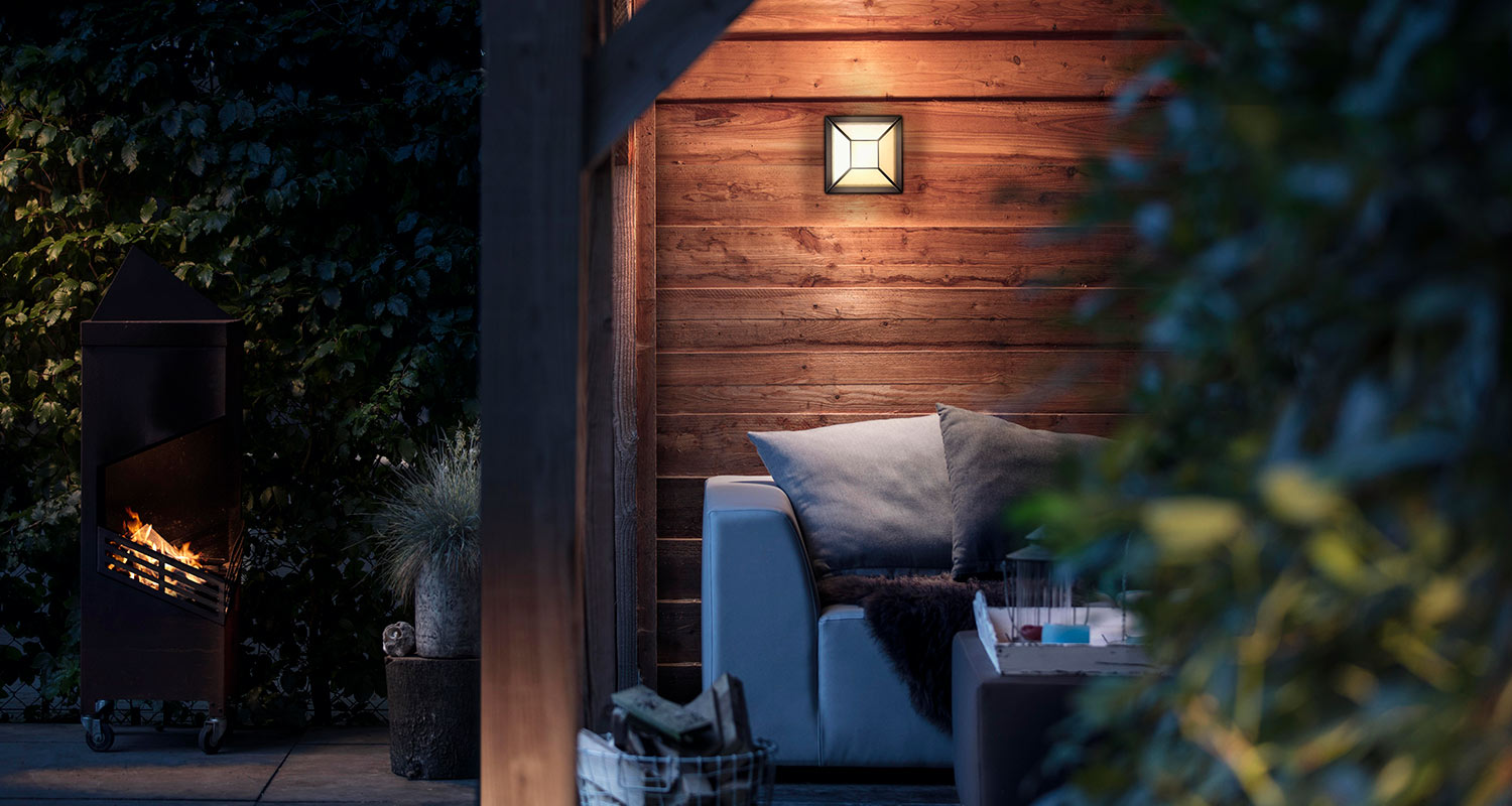 Mökin ulkovalaistus, ulkoseinään kiinnitetty valaisin