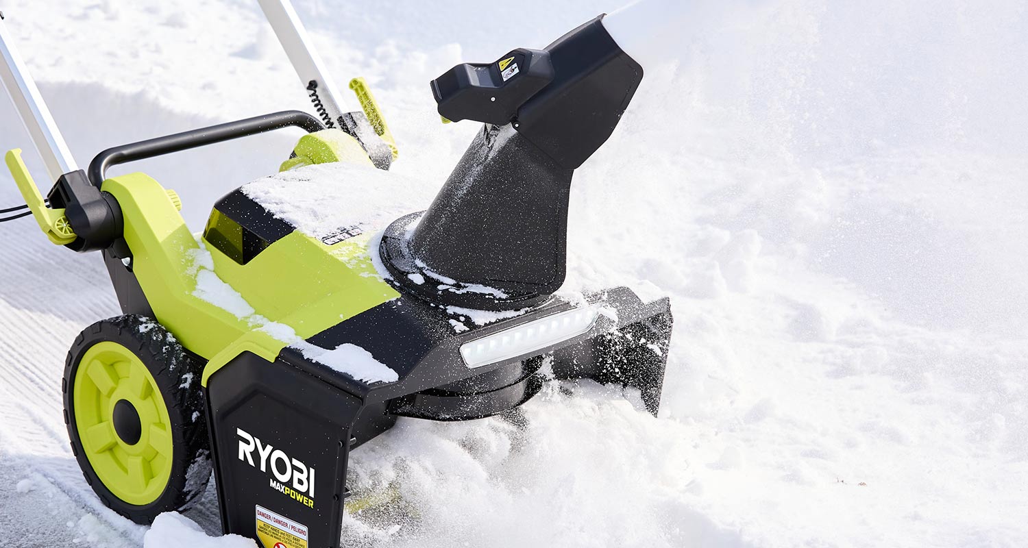 Ryobin akkukäyttöinen lumilinko on näppärä apu pihamaan lumitöissä, saatavissa K-Raudasta. Kuvan malli: lumilinko Ryobi RY36STX53A-150 Max Power 36V 1x5,0Ah