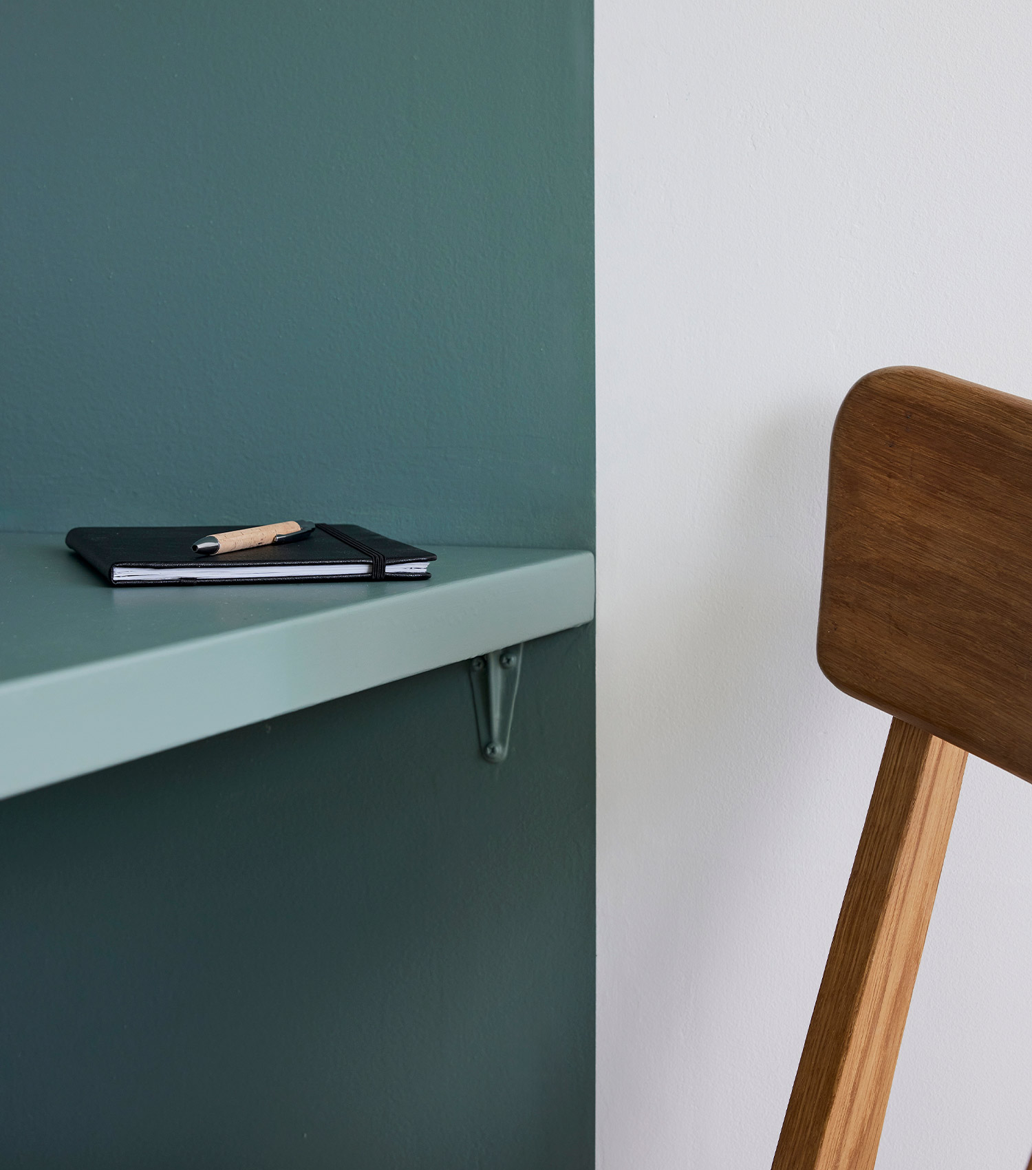 DIY: Työpöytä. Huoneen nurkkaan rakennettu uptettu työpiste.