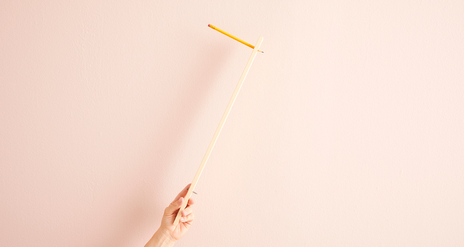 Peilin tehosteseinän teko-ohjeiden vaihe 1. Kuvassa itse tehty harppi, jolla holvin kaariosuus saadaan tehtyä helposti.