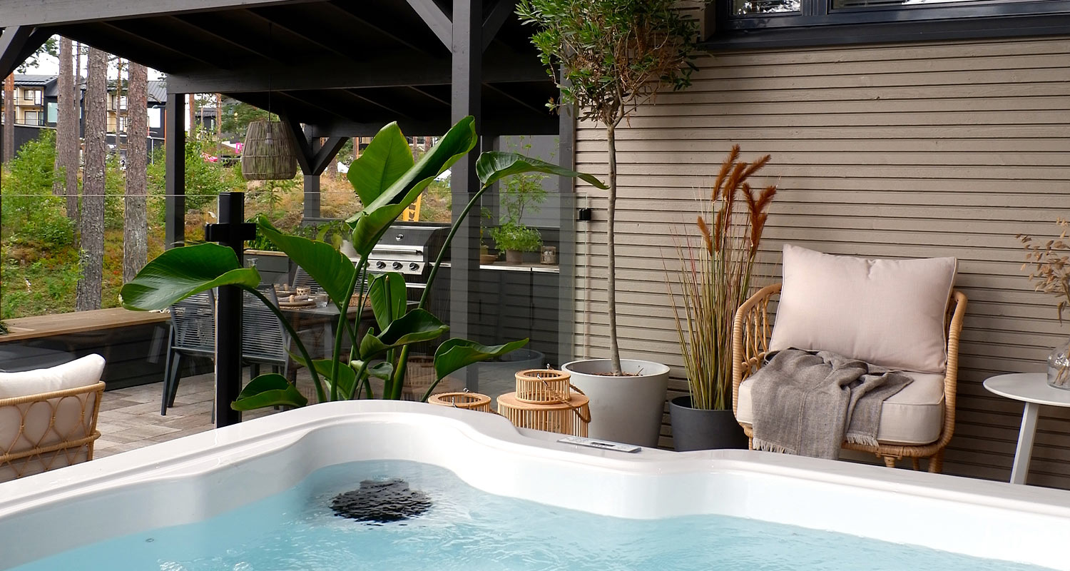 Moderni ja tyylikäs terassi varustettu K-Raudan tuotteilla.