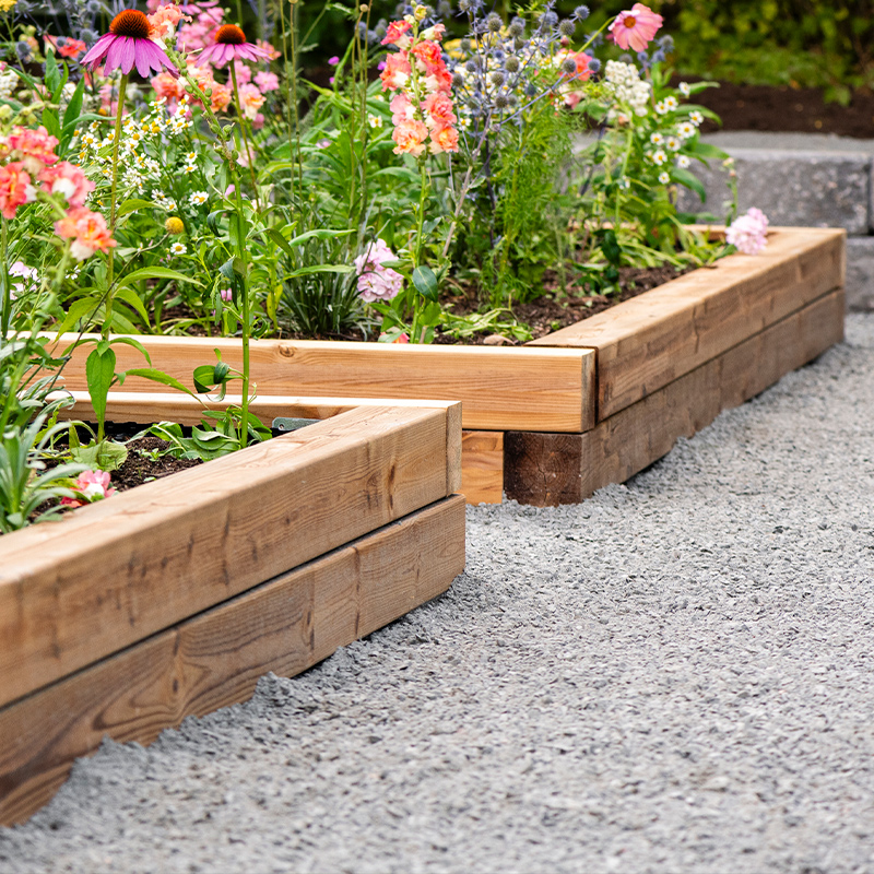 Korotettu kukkapenkki ja kukkapenkin perustaminen.