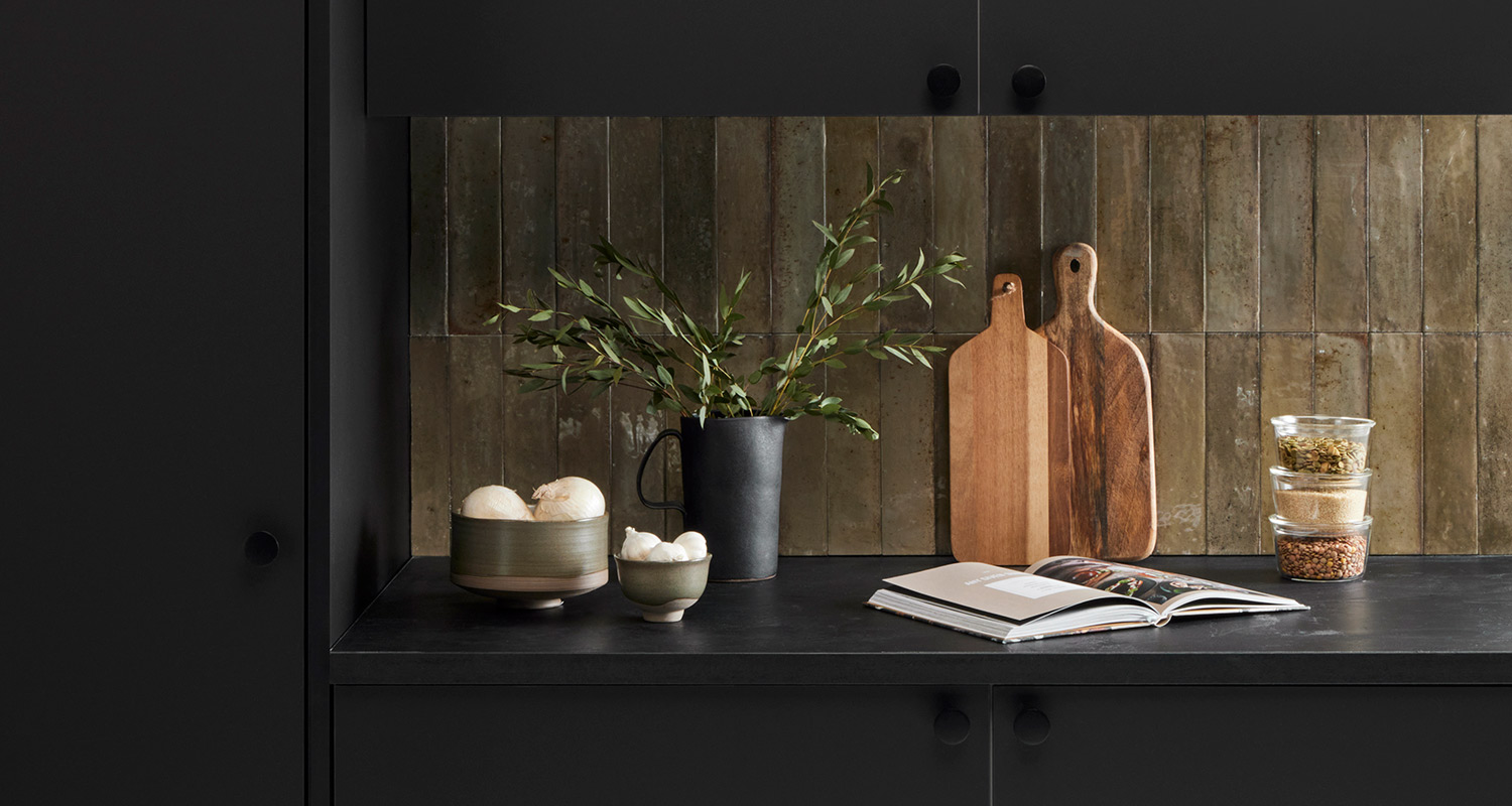 Cello Lume -pitkulainen laatta keittiön välitilassa. Laatta käy myös lattiaan ja sitä löytyy eri väreissä. 