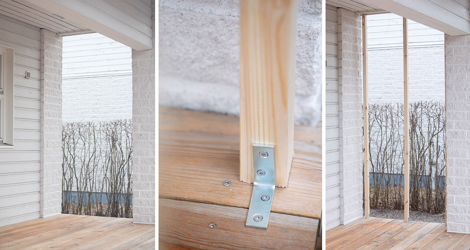 Valkoisen tiiliseinän vieressä lauta-terassi ja kaksi vaaleaa puupilaria metallikulmilla.