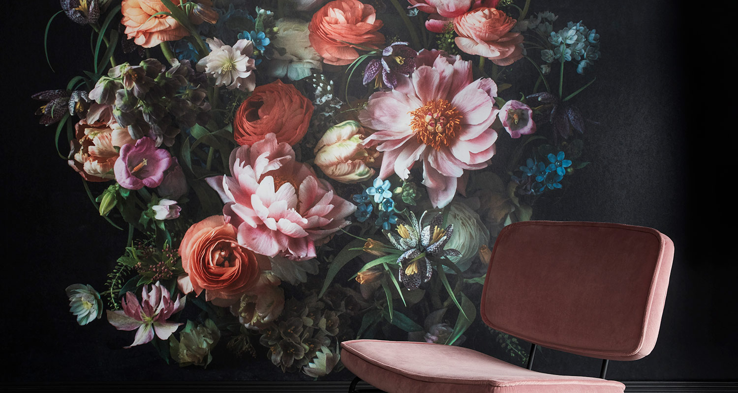 Whispering-kukkakuvatapetin suunnitteli K-Raudalle Kreetta Järvenpää