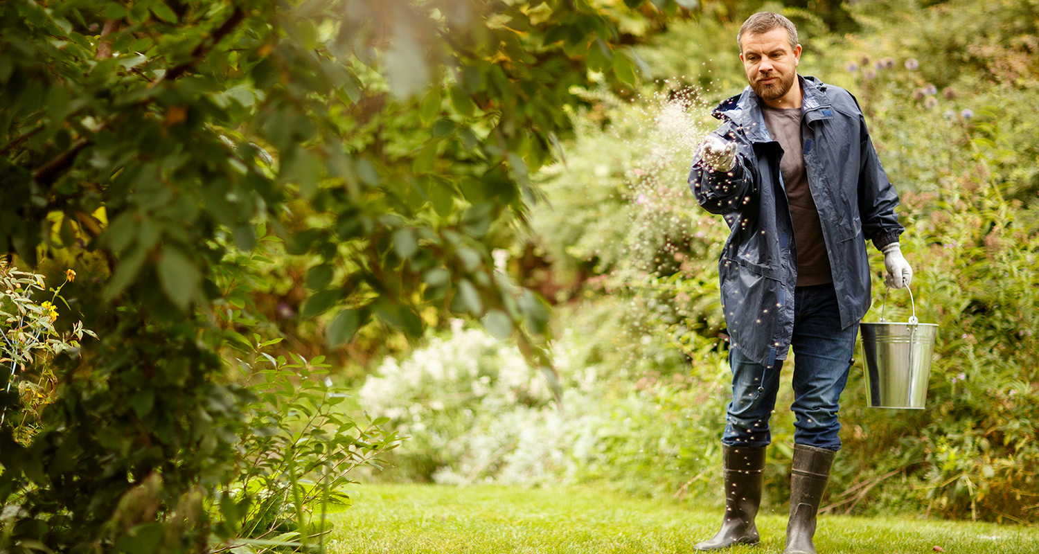 Mies levittää Kekkilän puutarhakalkkia.