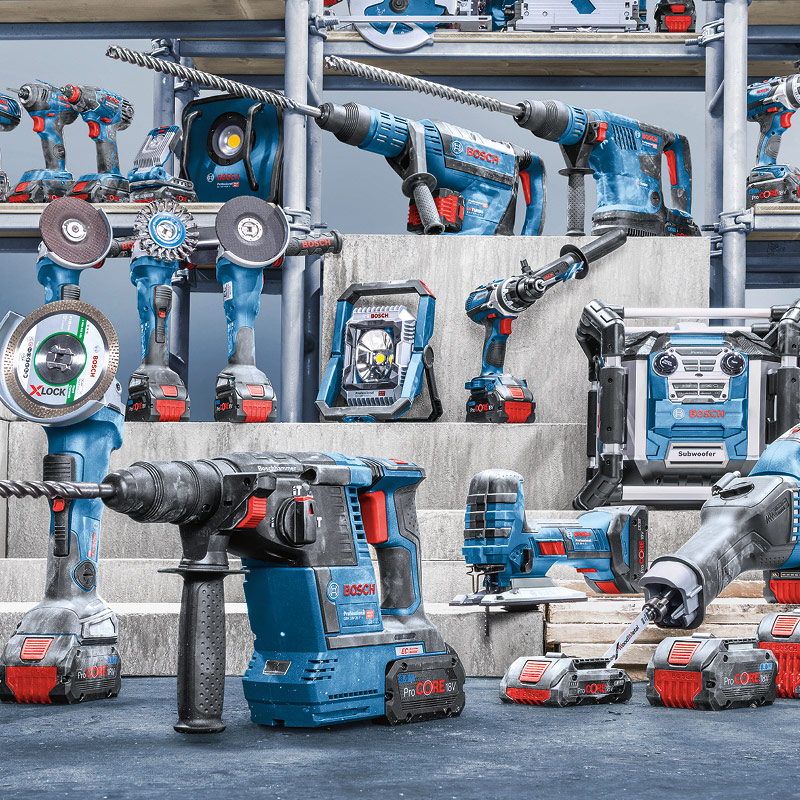 Betoniset hyllyt täynnä sinipunaisia Boschin akkuporakoneita, hiomakoneita ja valaisimia
