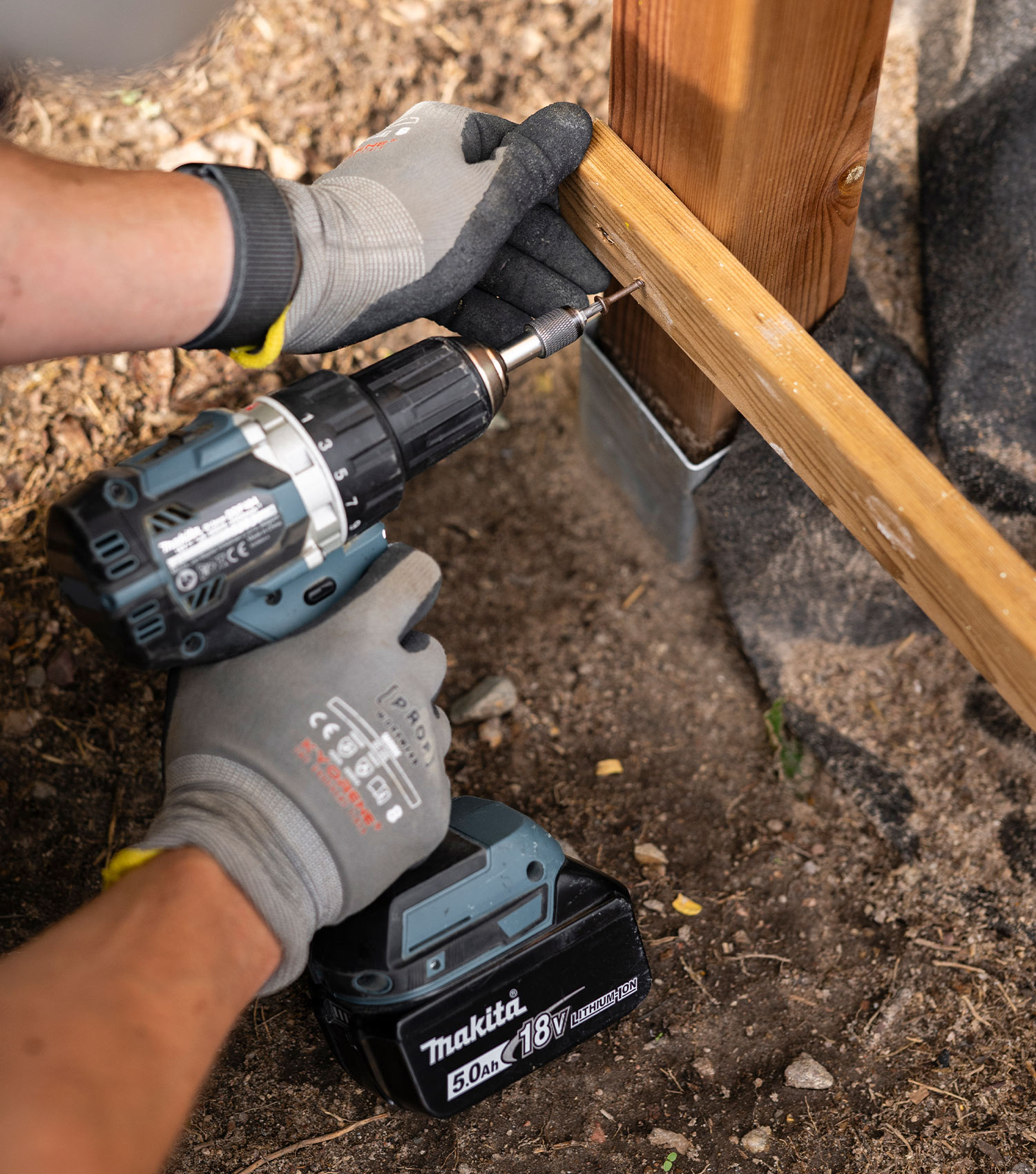 Aidan rakentaminen ja aidan rimoituksen kiinnittäminen