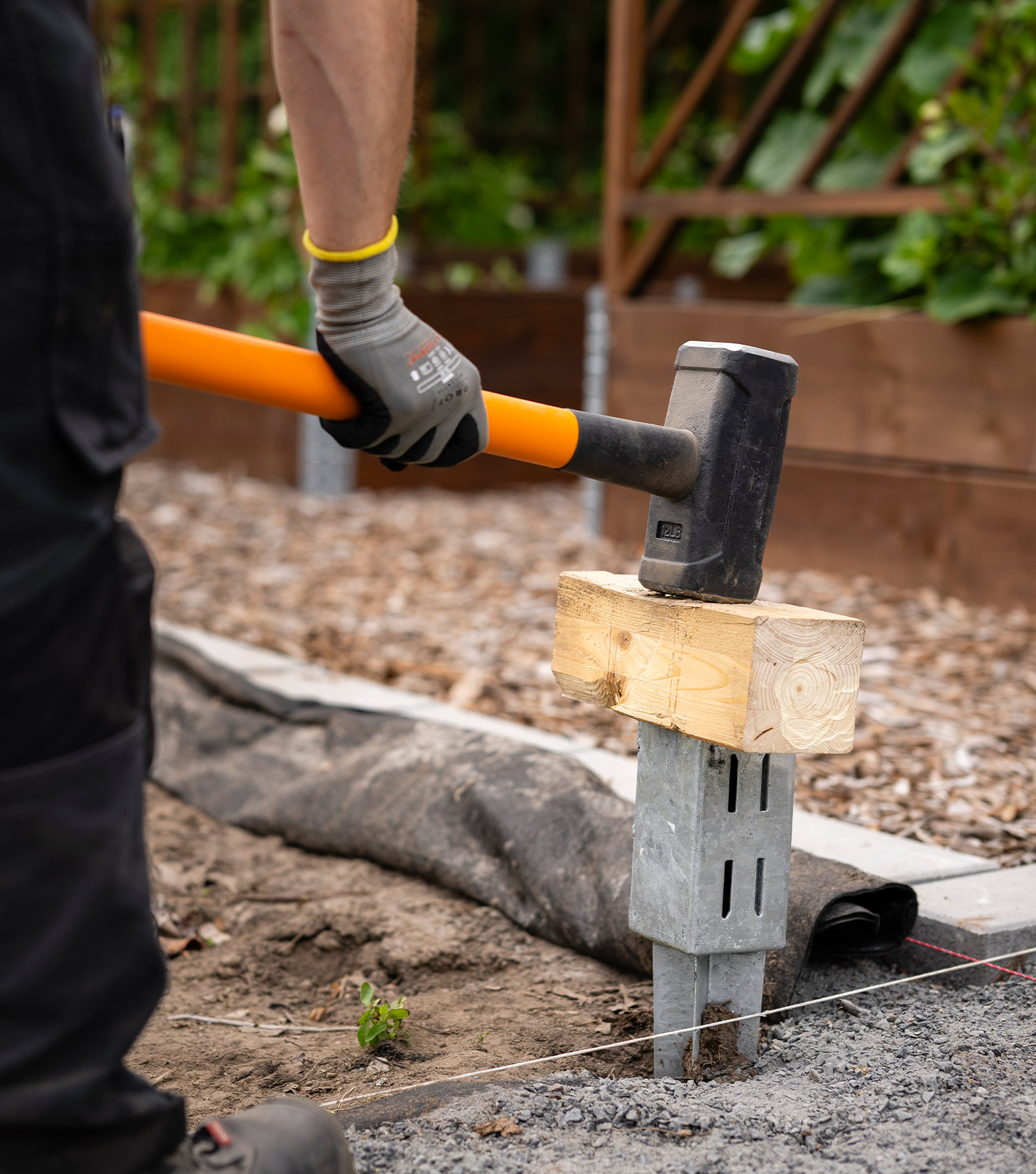 Aidan rakentaminen ja aidan maajalkojen asentaminen