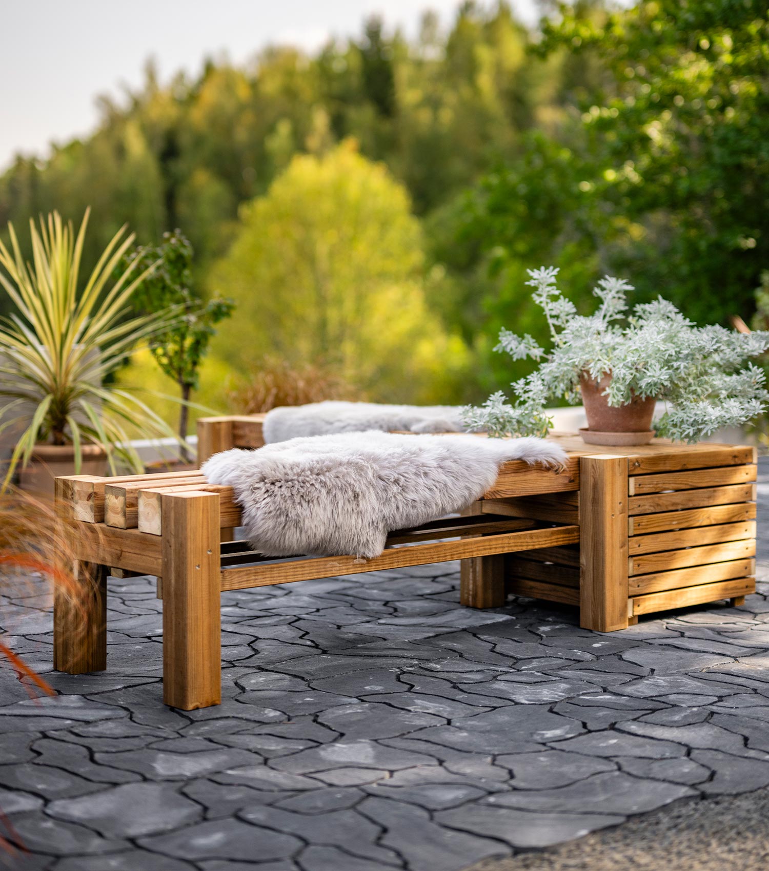 Tee itse puutarhapenkki: Kuvassa valmis penkki ja säilytyslaatikko