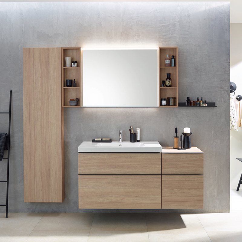 Moderni kylpyhuone betoniseinällä, kelluvat saarnikaapit, valopeili ja valkoinen allas