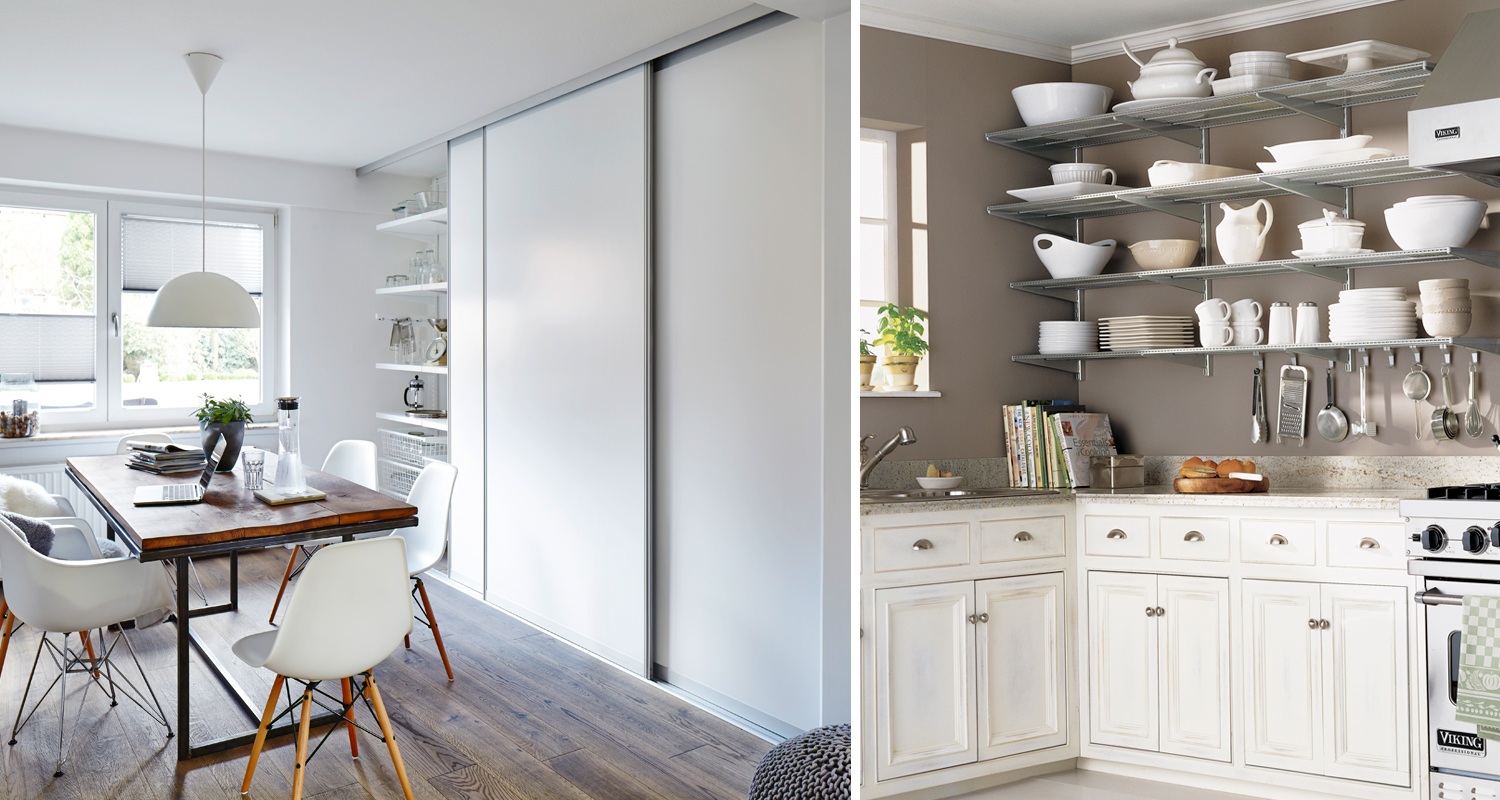 Moderni valkoinen ruokailutila puupöydällä ja maalaiskeittiö avohyllyineen.