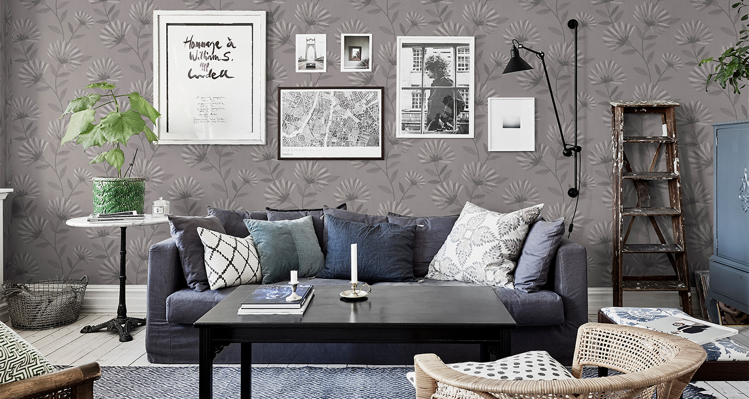 Harmaa olohuoneen sisustus.