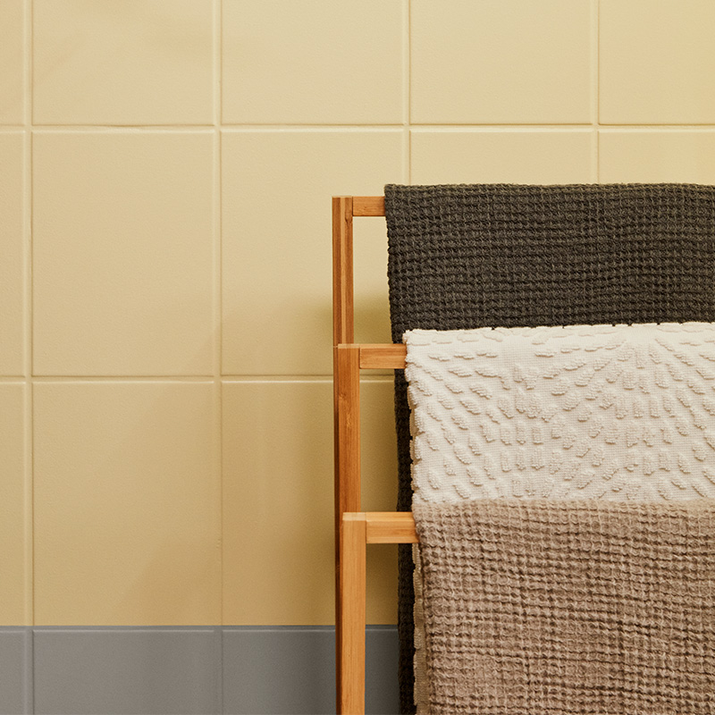 Kylpyhuoneen seinä maalattu keltaisella ja harmaalla Luja Ceramic Tiles kaakelimaali, tuote myynnissä K-Raudassa