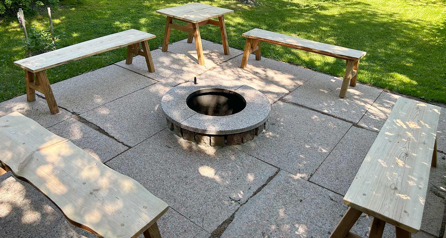 Valmiit penkit, joiden teossa hyödynnetty Ryobin katkaisu- ja jiirisahaa