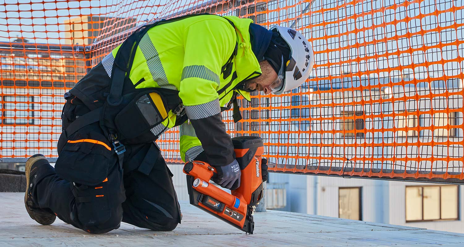 Kuvassa työmiehellä PROF-malliston softshell-takki Hi-Vis keltainen, tuote K-Raudan valikoimista  