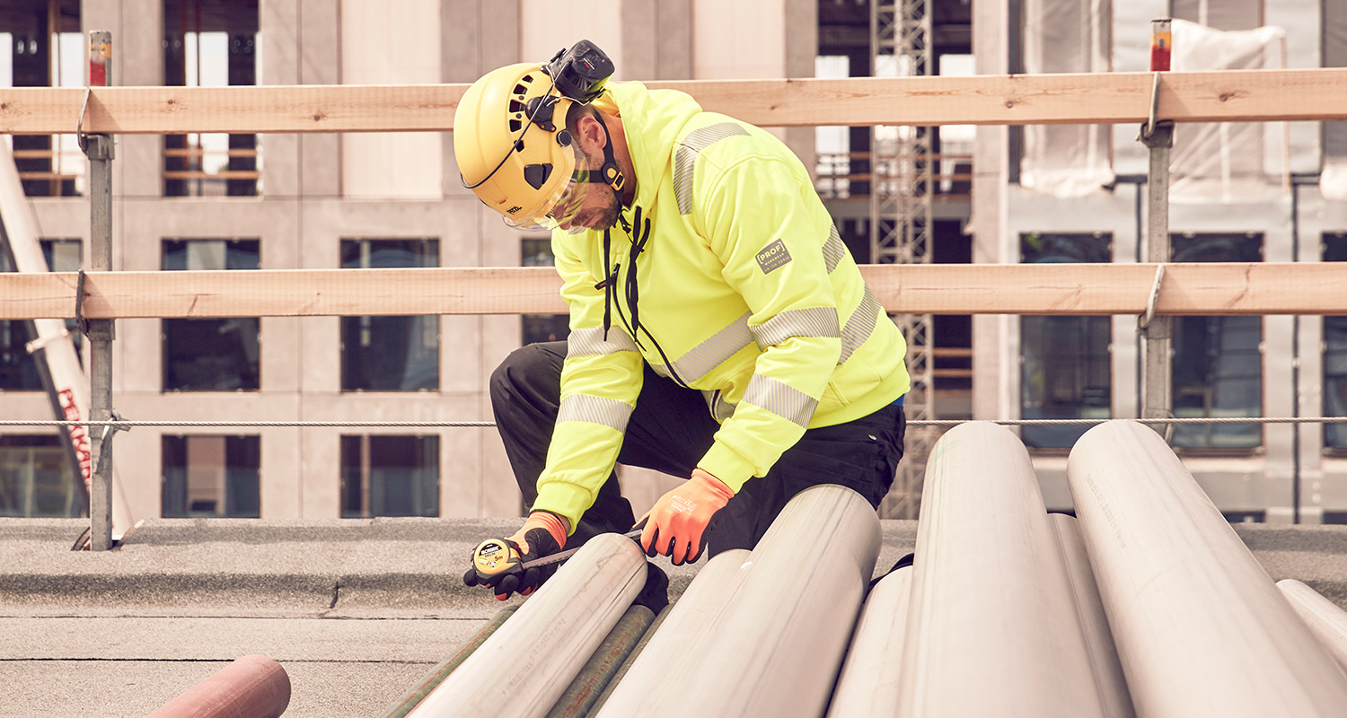 PROF-huppari keltainen työmiehellä