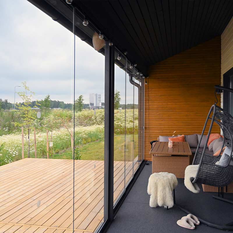 Cello-terassilasitukset asennettuna talon terassille.