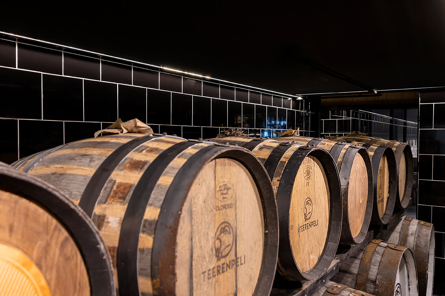 dekostudio-referenssikohde-teerenpeli-kuopio-krauta-ak-tynnyreiden-tausta-7