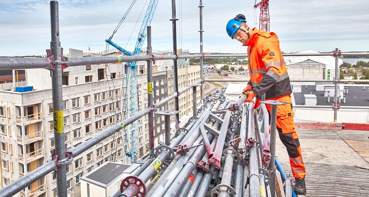 Työmies rakennustyömaalla K-Raudan PROF-huomiovaatteissa