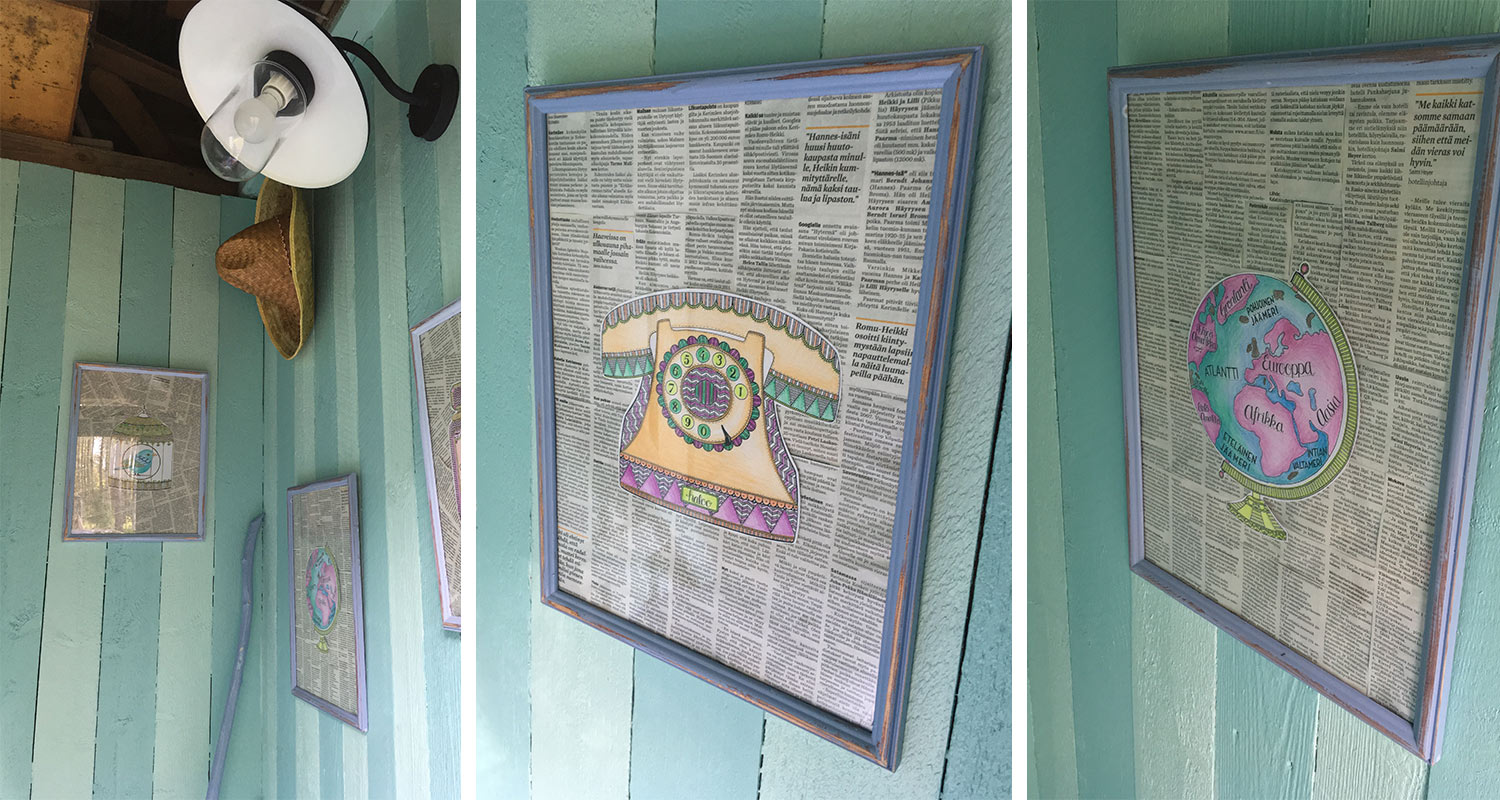 Mintunvihreällä lautaseinällä kolme sanomalehtitaulua: retropuhelin, maapallo ja logo.