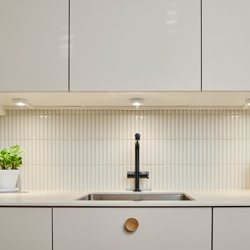 Kuvan vaaleassa keittiössä on pitkulaista Cello Piano -mosaiikkilaattaa, joka tuo raikkaan ilmeen vaaleaan keittiöön.