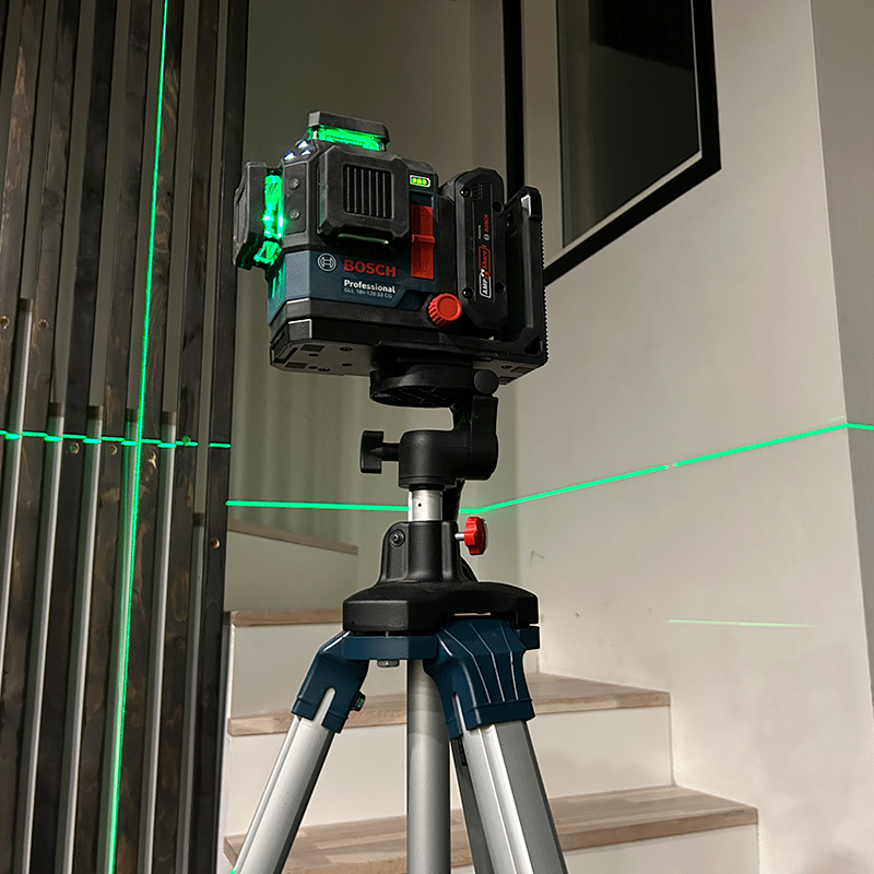 Bosch-linjalaser GLL 18V-120-33 CG  käytössä rimaseinän asennuksessa. Tuote K-Raudan valikoimista.