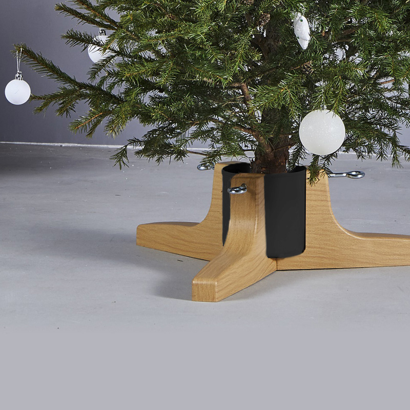 Kuvassa joulukuusen puinen jalka ja joulukuusi jalassa.