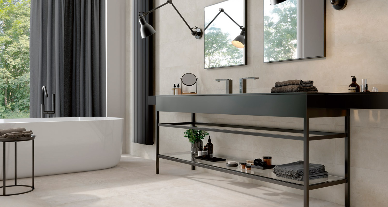 Suuret vaaleat laatat kylpyhuoneen lattiassa ja seinässä