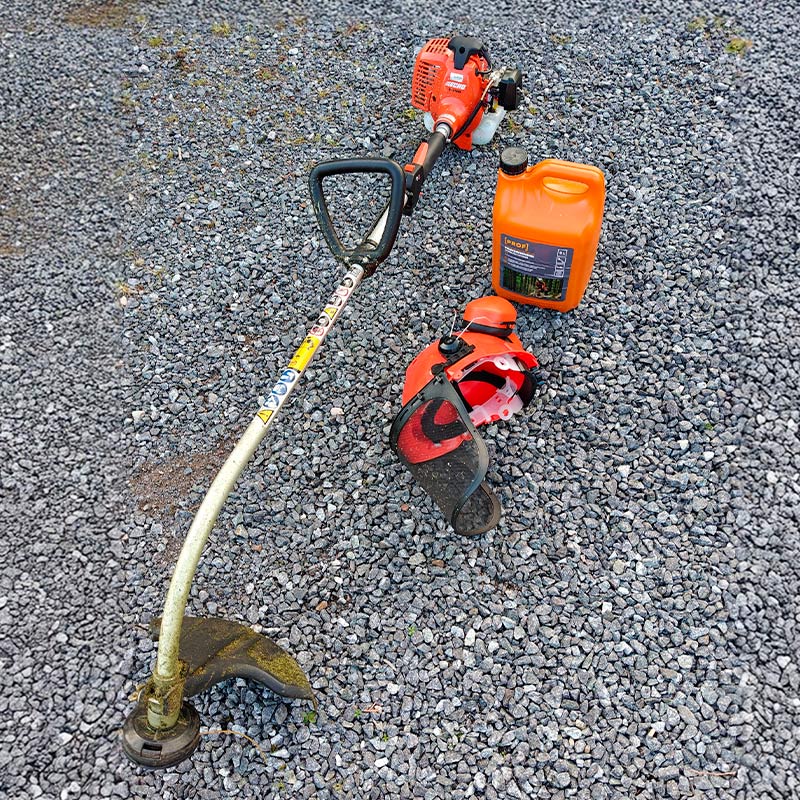 Testissä omakotitalon pihamaan siistimisessä trimmeri Echo GT-222ES, kypäräsetti Oregon sekä pienkonebensiini PROF 2-T 5 l.