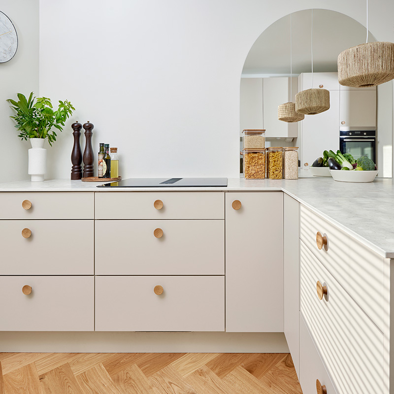 Uusi keittiö remontin jälkeen. Keittiön kaapit, tasot ja muut materiaalit keittiöön hankittiin K-Raudasta.