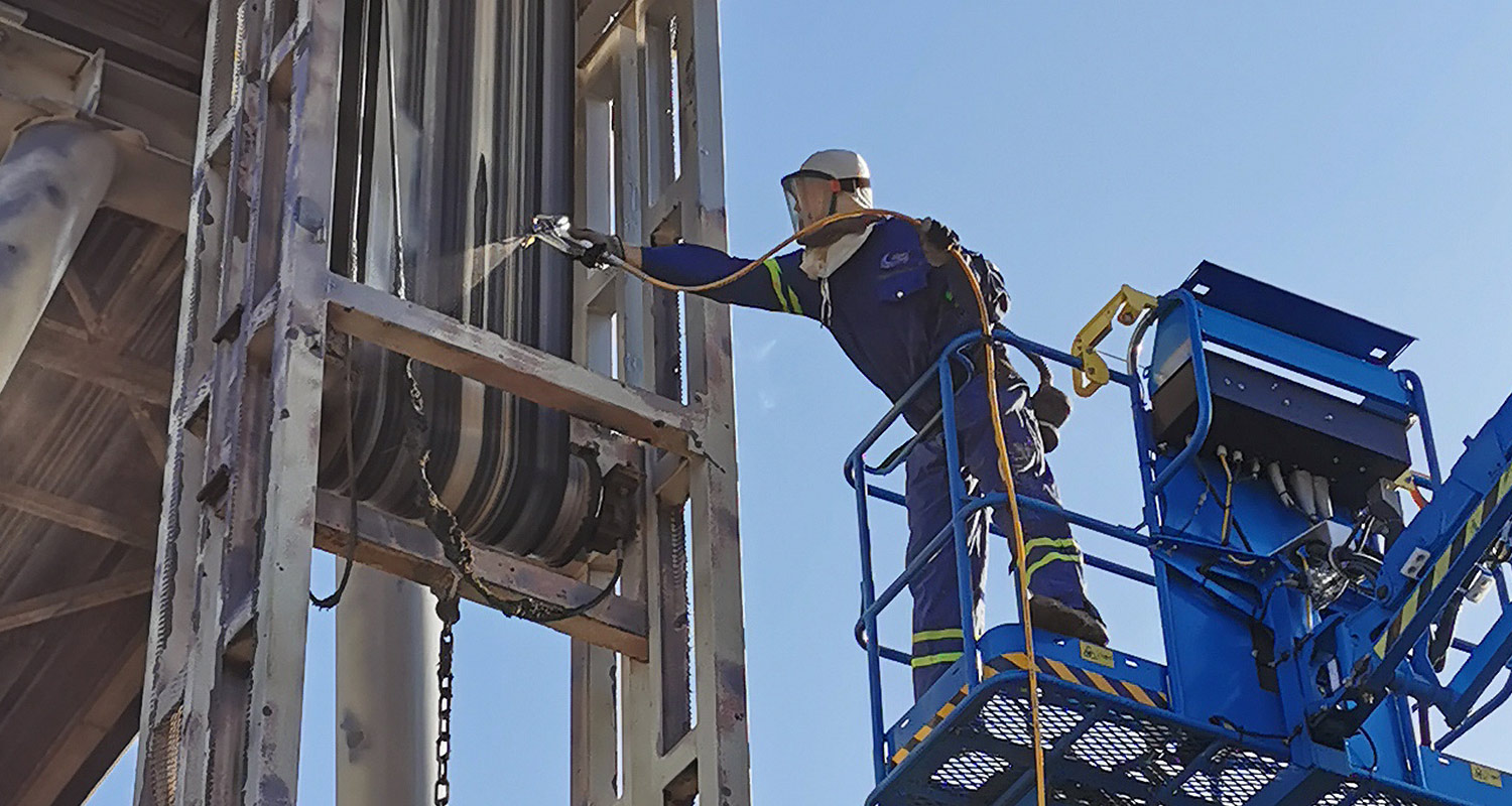 Korkeapaineruisku Wagner PS 20 käytössä työmiehellä korkean elementin maalauksessa työmaalla