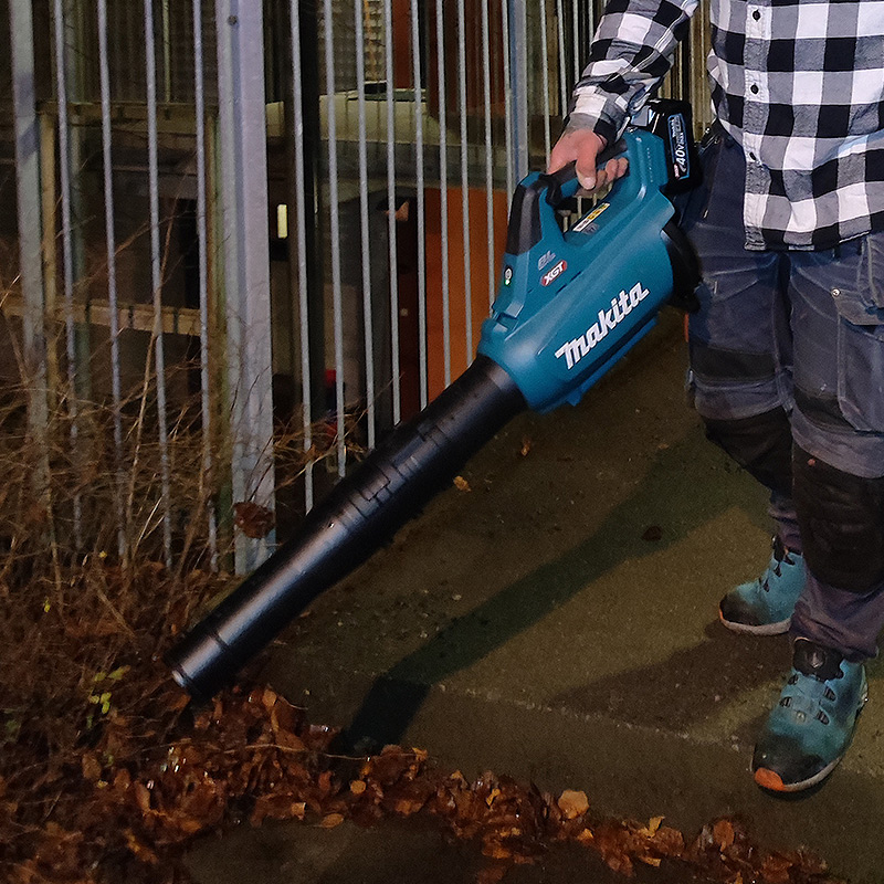 Kuvassa testissä puhallin Makita UB001GZ 40V XGT hiiliharjaton. Puhallinta myy K-Rauta.