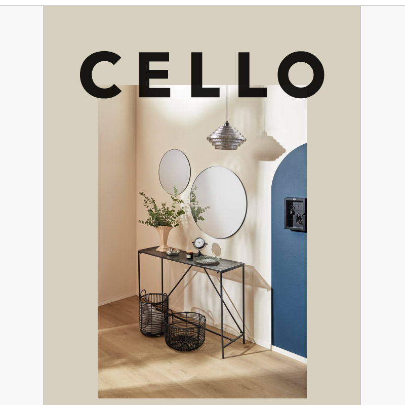 Beige seinässä musta konsolipöytä, 2 pyöreää peiliä, riippuvalaisin, korit, sininen kaari.