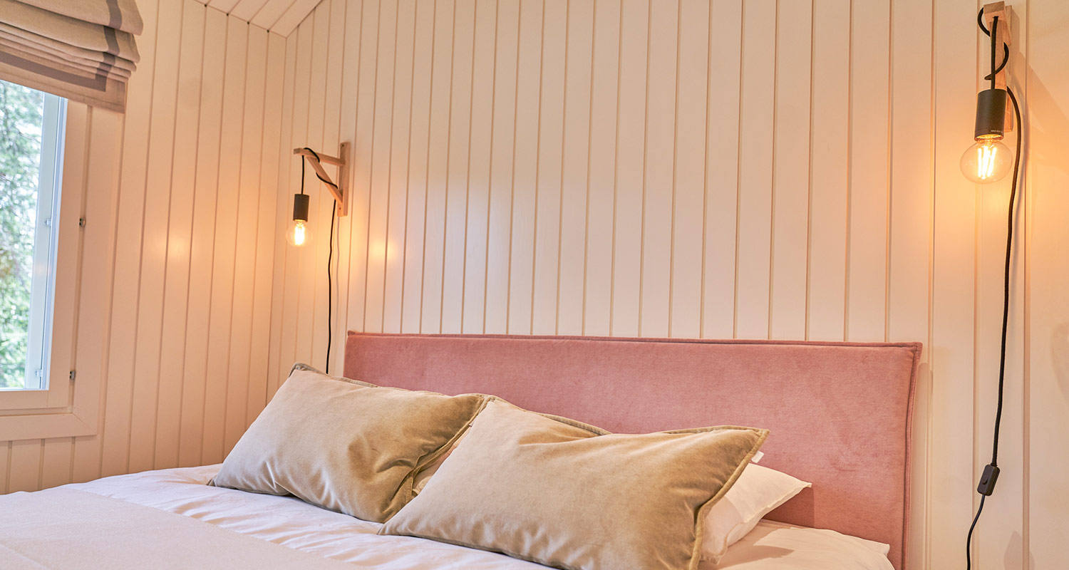 Erinin kesämökki Huvila & Huussi -ohjelmassa. Remontoinnissa mukana K-Rauta. Kuvassa lopputulos mökin makuuhuoneesta.