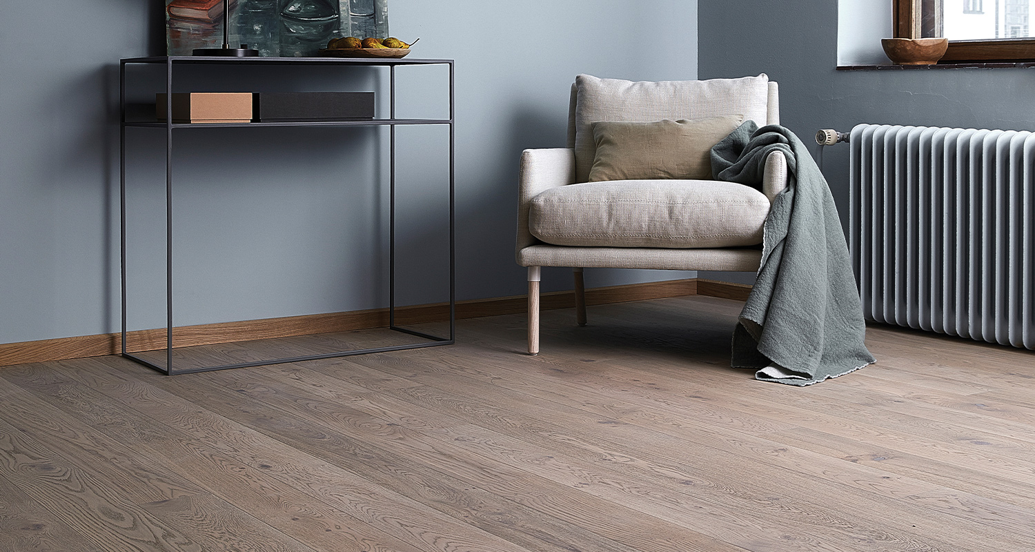 Kuvassa Parla Deko Marais Grey 1s öljyvahattu, harjattu, viistetty -parketti. 