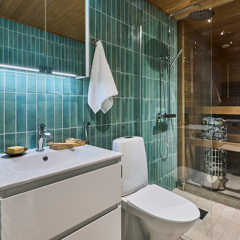 Näyttävä turkoosi laatta kylpyhuoneen seinässä on K-Raudan valikoimista löytyvä Lume 6x24 turkoosi. 