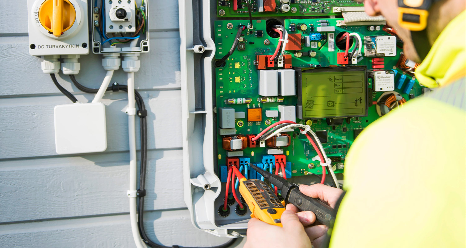 K-Aurinkovoimalan kytkeminen talon sähköjärjestelmään.