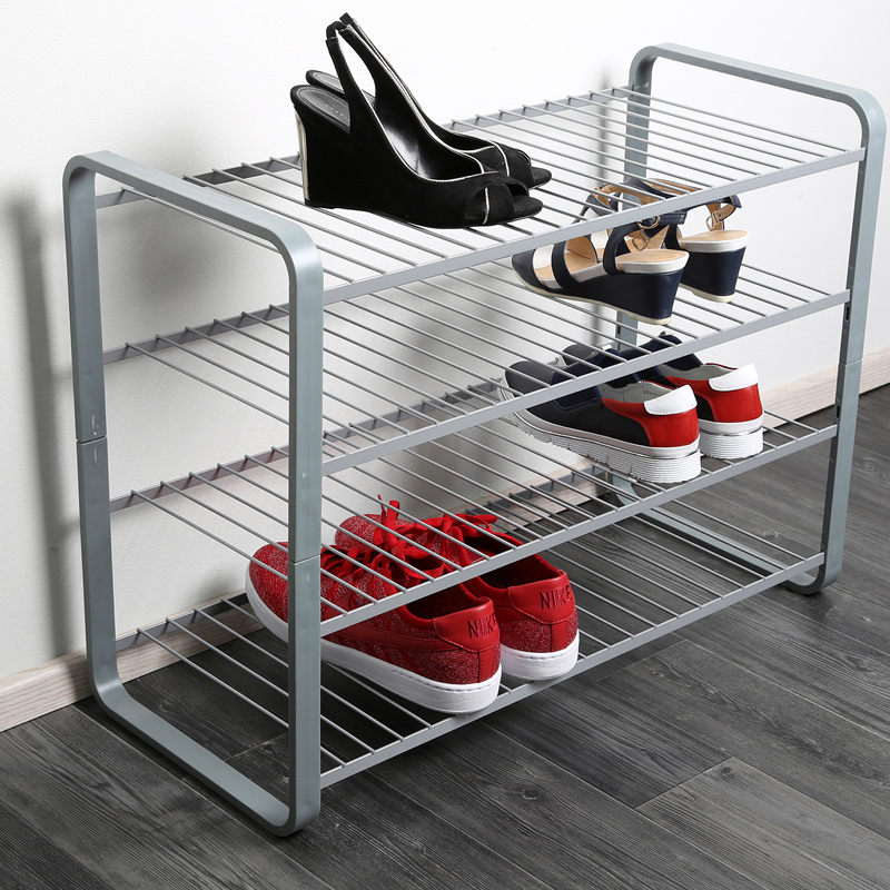 Hopeinen kenkäteline, mustat avokkaat, siniset sandaalit ja punaiset lenkkarit.