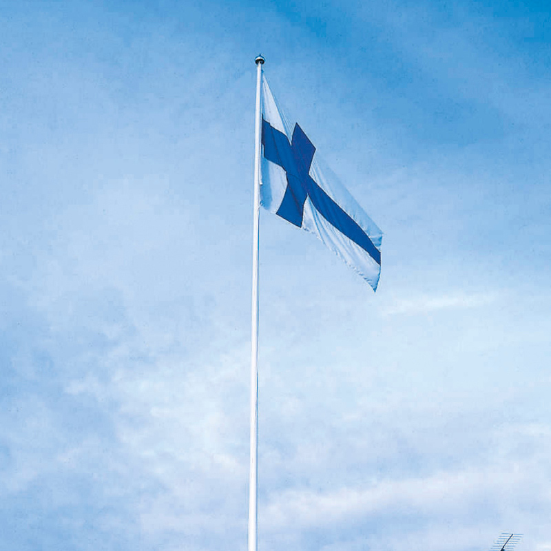 Valkoinen lippu sinisellä ristillä liehuu lipputangossa kirkasta taivasta vasten