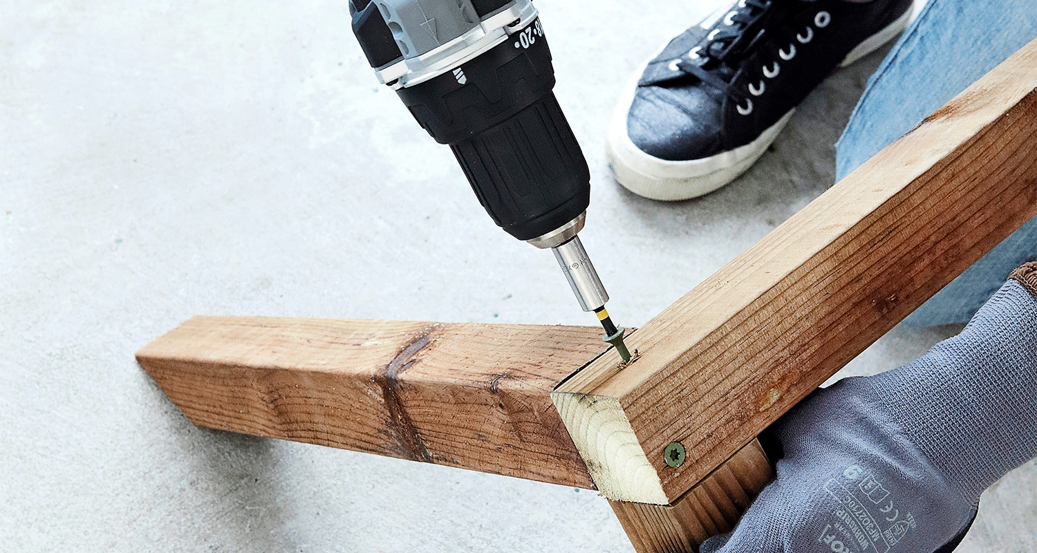 Tee itse köynnöstuki K-Raudan ohjeilla ja tarvikkeilla. Kuvassa ruuvataan köynnöstuen osia yhteen akkuporakoneella.