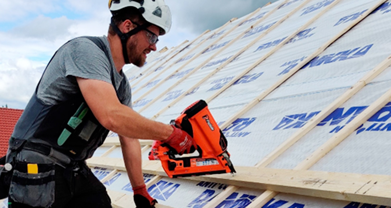 Kattoruoteiden asennus menossa Pasloden impulssirunkonaulainta hyödyntäen