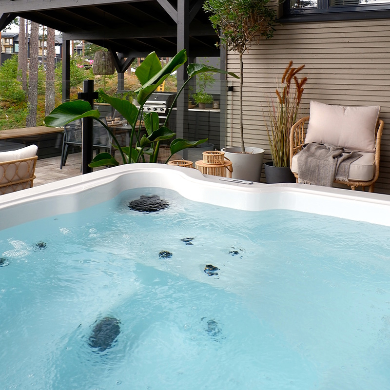 Kutsuva ulkoporeallas viihtyisällä terassilla. Ulkoporealtaat K-Raudasta myös ympärivuotiseen käyttöön.