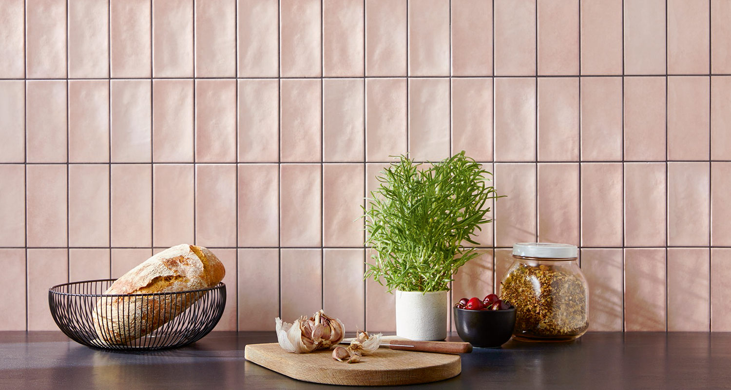 Pitkulainen vaaleanpunainen laatta, jossa pintastruktuuria