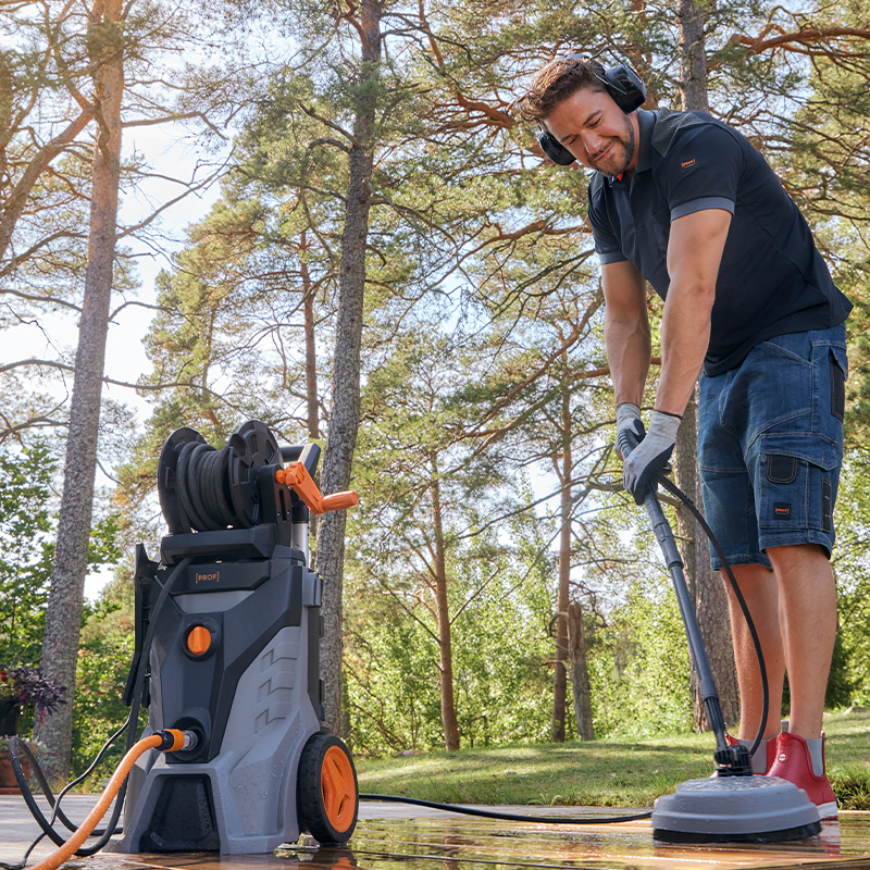 Mies pesee terassia PROF-terassipesurilla.