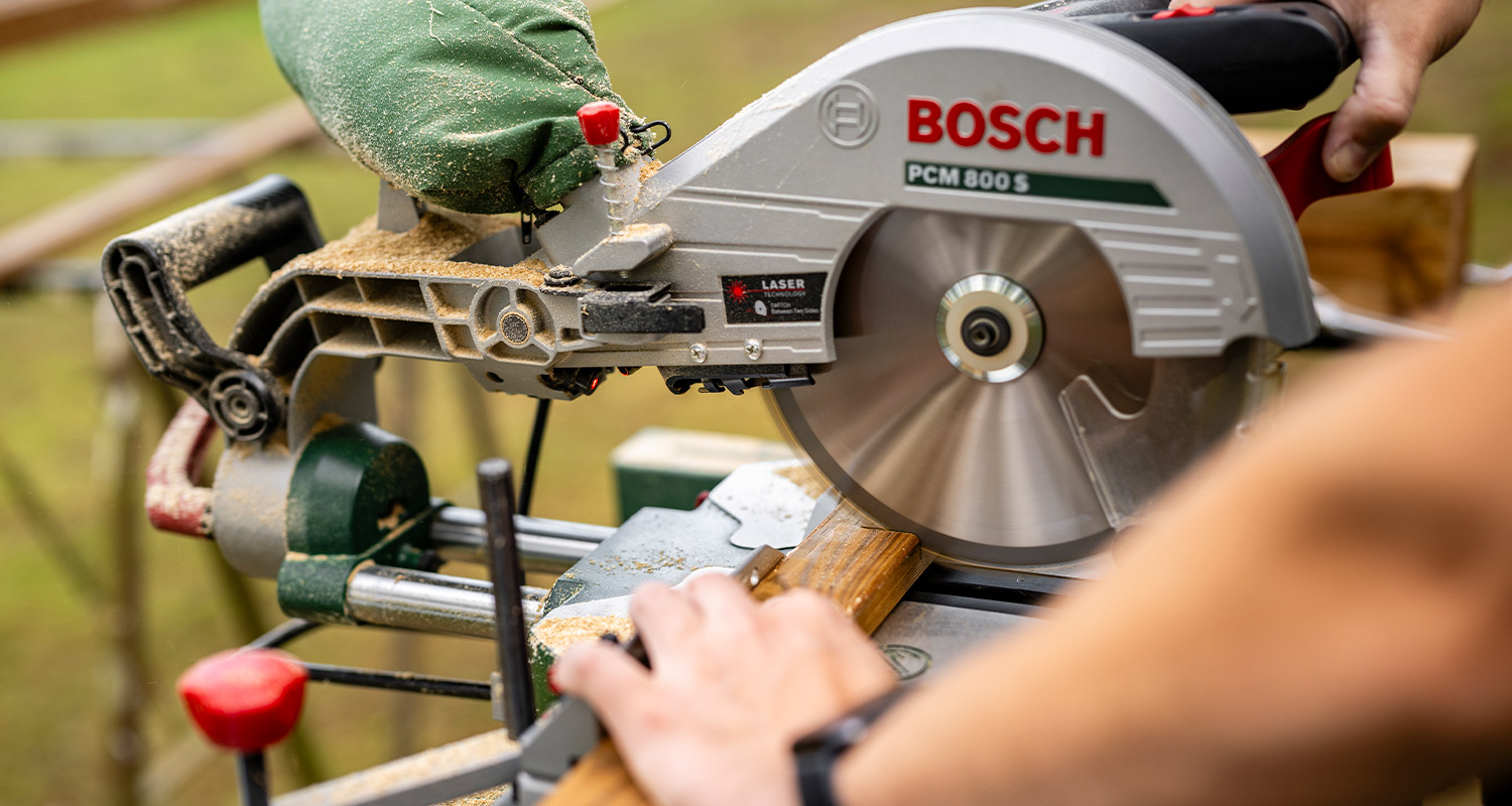 Tee itse puutarhapenkki: Kuvassa sahataan penkin osia