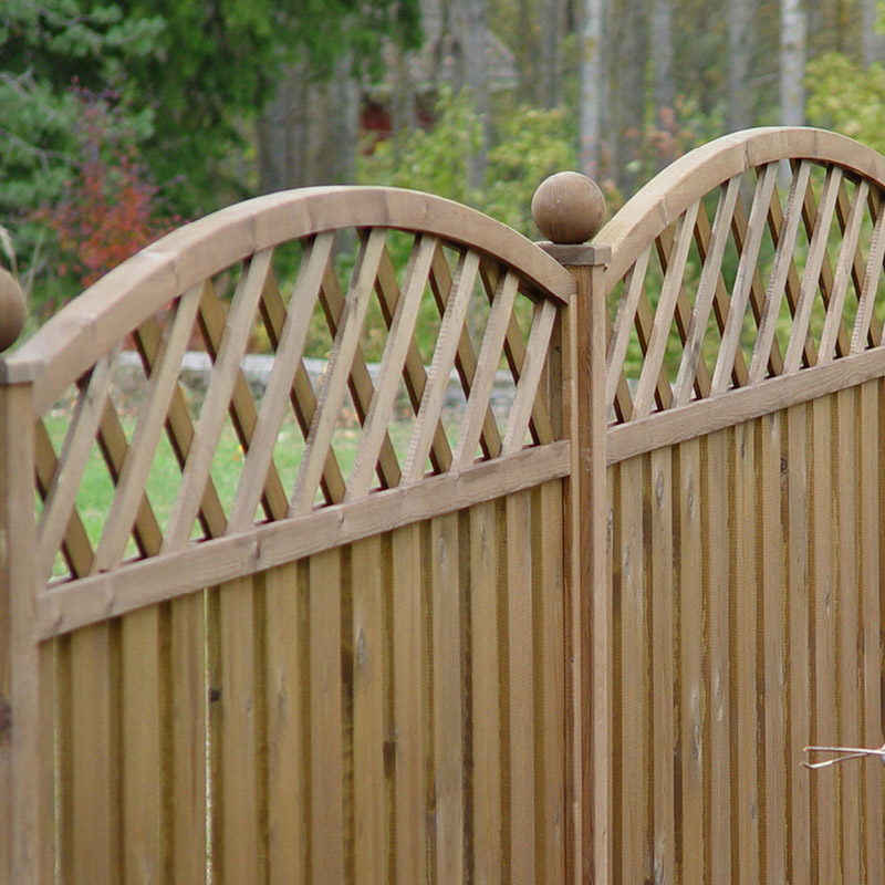 Vaalea kahden osan puuaita kaartuvalla ritiläosalla ja pallonupilla, vihreä piha.