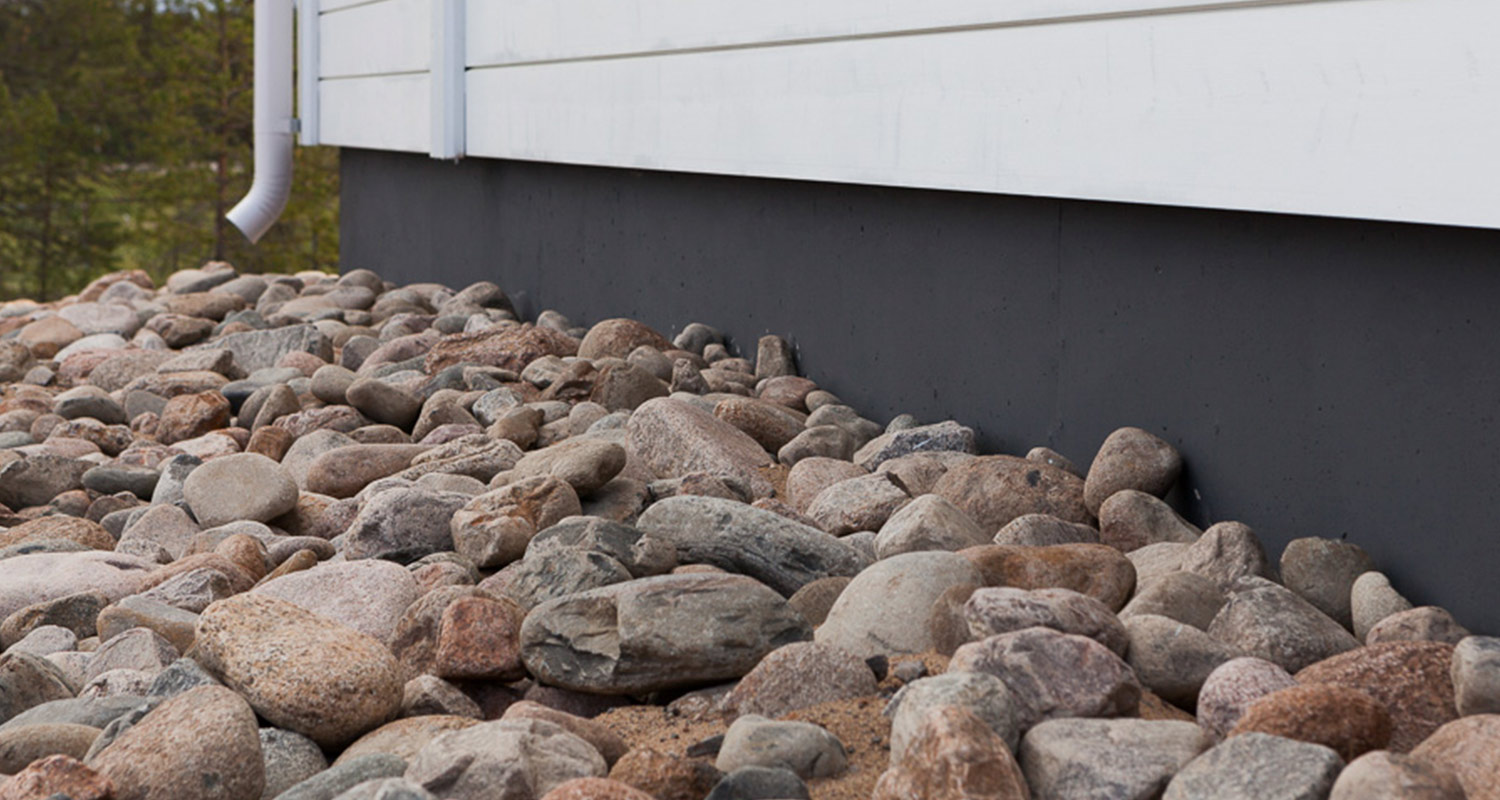 Omakotitalon maalattu sokkeli